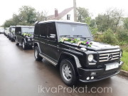 три чорних джипи Mercedes G-клас