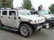 кортеж з білого Hummer H2