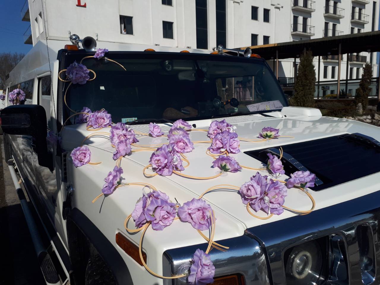 прикраси на авто з живих та штучних квітів